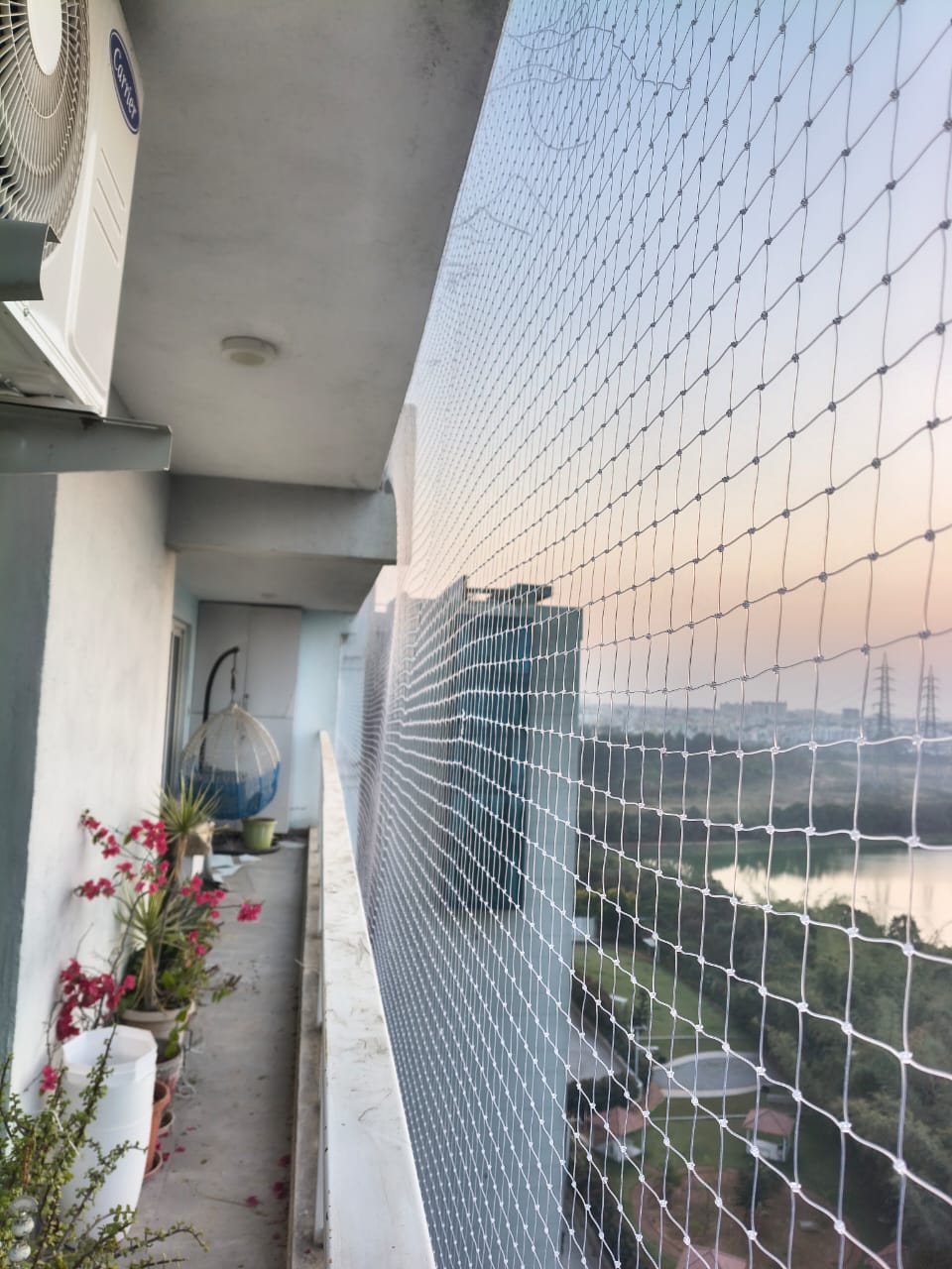 Balcony safety net installation