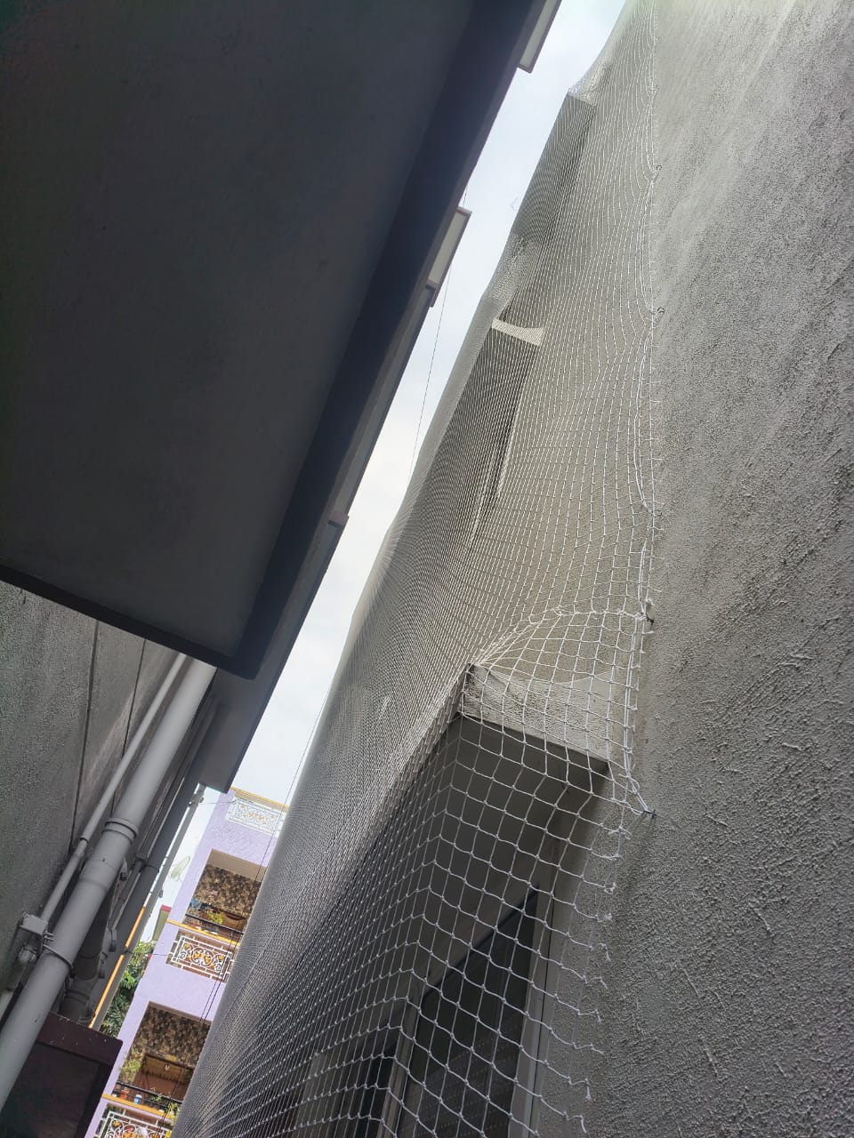 Safety net installed in an apartment duct area